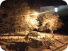 Campeggio in notturna con neve