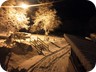 Campeggio in notturna con neve