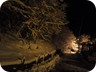 Campeggio in notturna con neve