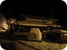 Campeggio in notturna con neve