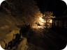 Campeggio in notturna con neve