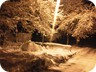 Campeggio in notturna con neve