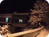 Campeggio in notturna con neve